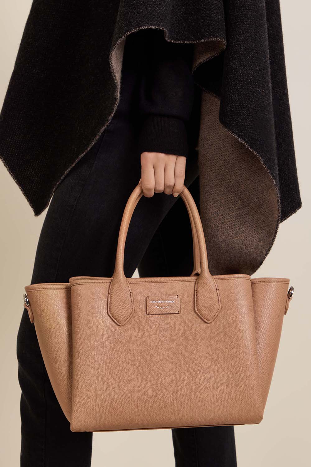 תמונת כל הלוק של תיק כתף לארג'